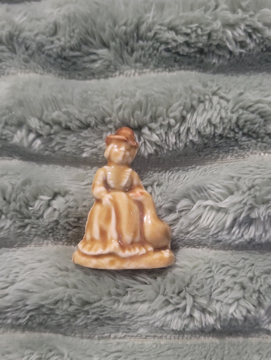 Other - Vintage Ceramic Figurine - Sitting Woman in Tan